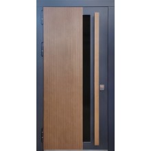 Металлическая дверь с наборными панелями МДФ, узким стеклом и вертикальной ручкой
